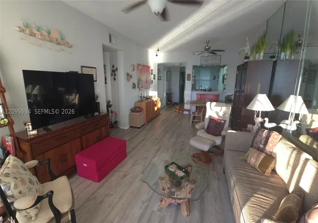 Listing Photo 4 - Condo for sale in building located at 7974 Sailboat Key Blvd, St. Petersburg, FL 33707 - Unit #202