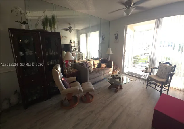 Listing Photo 5 - Condo for sale in building located at 7974 Sailboat Key Blvd, St. Petersburg, FL 33707 - Unit #202