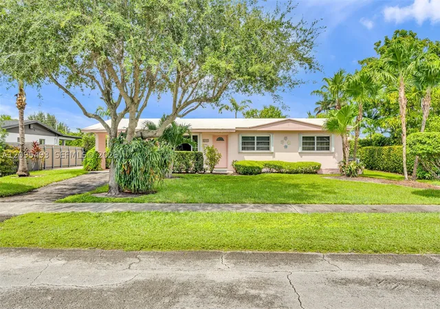 Photo 3 of Sale Pending at 10511 SW 53rd Street, Miami, FL 33165 | MLS# A12095493 | Listing updated on 2026-10-01