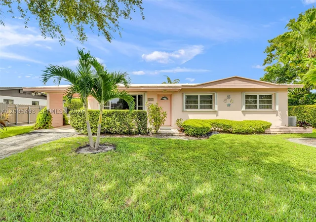 Photo 4 of Sale Pending at 10511 SW 53rd Street, Miami, FL 33165 | MLS# A12095493 | Listing updated on 2026-10-01