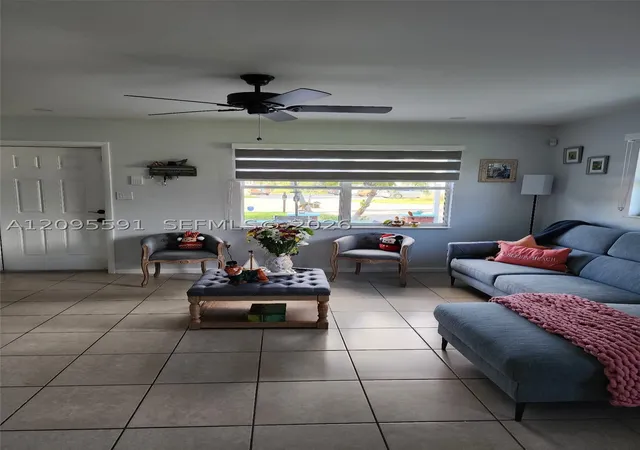 Photo 4 of Single family home for sale at 812 Lake Mcgregor Dr, Fort Myers, FL 33919 | MLS# A12095591 | Listing updated on 2026-09-28