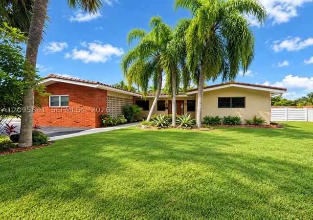 Photo 1 of Single family home for sale at 604 N Crescent Dr, Hollywood, FL 33021 | MLS# A12095601 | Listing updated on 2026-10-07