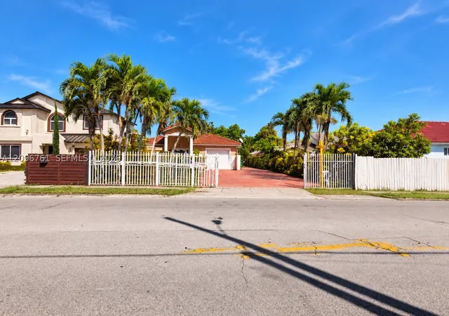 Photo 3 of Single family home for sale at 18411 Sw 115th Avenue, Miami, FL 33157 | MLS# A12096761 | Listing updated on 2026-10-08