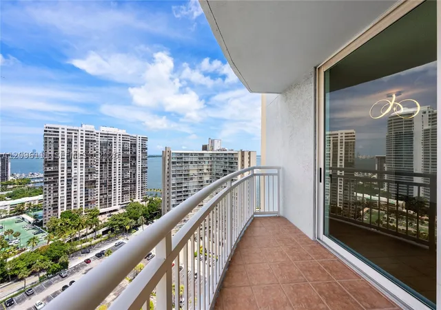 Listing Photo 4 - Condo for sale in The Metropolitan Brickell located at 2475 Brickell Ave, Miami, FL 33129 - Unit #2206