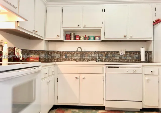 Photo 3 of Condo for sale at 4001 Hillcrest Dr #PH6, Hollywood, FL 33021 | MLS# A12097593 | Listing updated on 2026-09-30