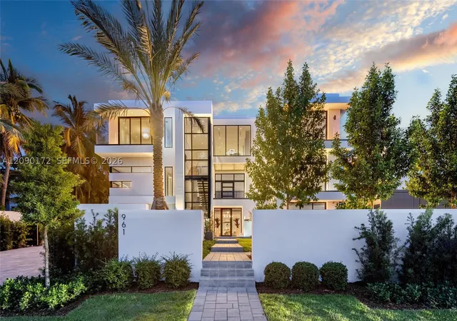 Photo 4 of Single family home for sale at 961 Hillsboro Mile, Hillsboro Beach, FL 33062 | MLS# A12090172 | Listing updated on 2026-10-06