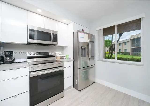 Listing Photo 2 - Condo for sale in building located at 350 Racquet Clb Rd, Weston, FL 33326 - Unit #102