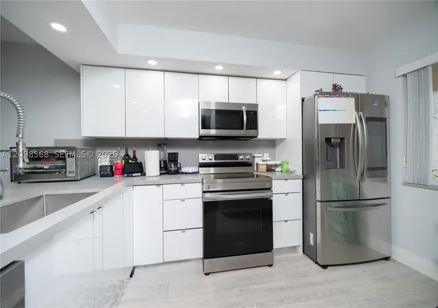 Listing Photo 3 - Condo for sale in building located at 350 Racquet Clb Rd, Weston, FL 33326 - Unit #102