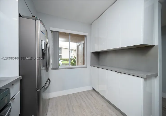 Listing Photo 4 - Condo for sale in building located at 350 Racquet Clb Rd, Weston, FL 33326 - Unit #102