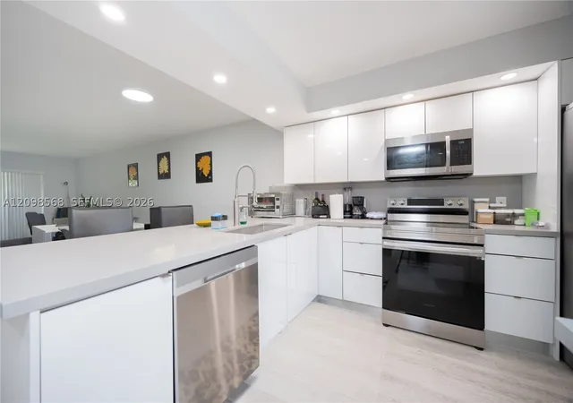 Listing Photo 5 - Condo for sale in building located at 350 Racquet Clb Rd, Weston, FL 33326 - Unit #102