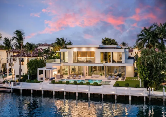 Photo 1 of Mansion for sale at 2560 Del Lago Dr, Fort Lauderdale, FL 33316 | MLS# A12080439 | Listing updated on 2026-10-06