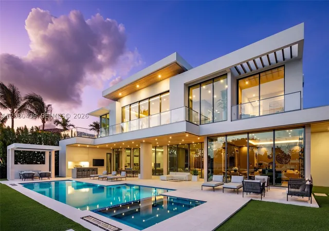 Photo 2 of Mansion for sale at 2560 Del Lago Dr, Fort Lauderdale, FL 33316 | MLS# A12080439 | Listing updated on 2026-10-06