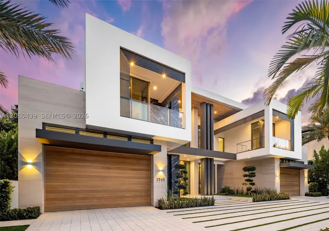 Photo 3 of Mansion for sale at 2560 Del Lago Dr, Fort Lauderdale, FL 33316 | MLS# A12080439 | Listing updated on 2026-10-06
