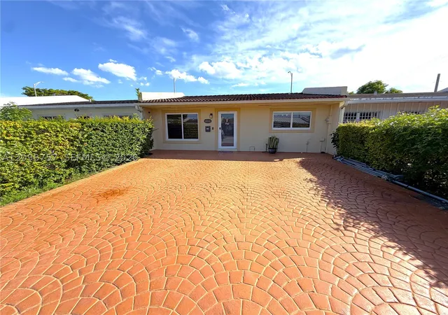 Photo 3 of Townhouse for sale at 10110 Sw 23rd Terrace, Miami, FL 33165 | MLS# A12098757 | Listing updated on 2026-10-02