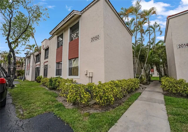 Listing Photo 2 - Condo for sale at Quatraine Ii, Unit 6 20150 NE 3rd Court, Quatraine Ii, Miami, FL 33179 | Built Year: 1983-1984