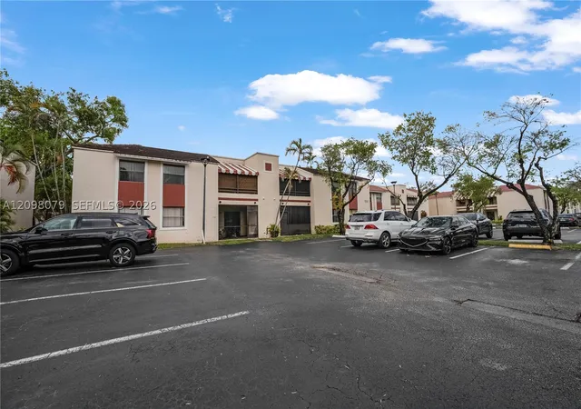 Listing Photo 3 - Condo for sale at Quatraine Ii, Unit 6 20150 NE 3rd Court, Quatraine Ii, Miami, FL 33179 | Built Year: 1983-1984
