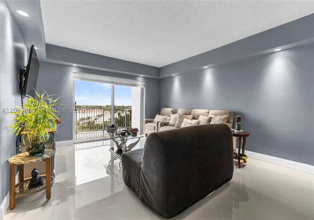 Photo 4 of Condo for sale at 3850 Washington St #704, Hollywood, FL 33021 | MLS# A12099088 | Listing updated on 2026-10-03