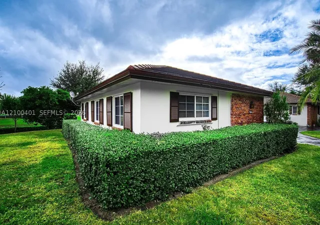 Photo 3 of Single family home for sale at 9065 Thunderbird Dr, Coral Springs, FL 33065 | MLS# A12100401 | Listing updated on 2026-10-05