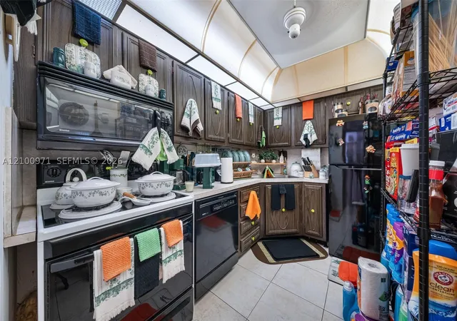 Listing Photo 5 - Condo for sale in building located at 3119 Oakland Shores Dr, Oakland Park, FL 33309 - Unit #C204