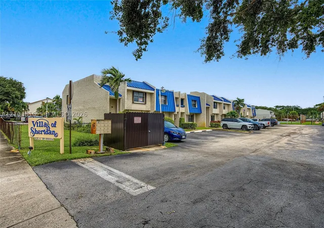 Photo 2 of Townhouse for sale at 2607 N 40th Avenue, Hollywood, FL 33021 | MLS# A12100810 | Listing updated on 2026-10-10