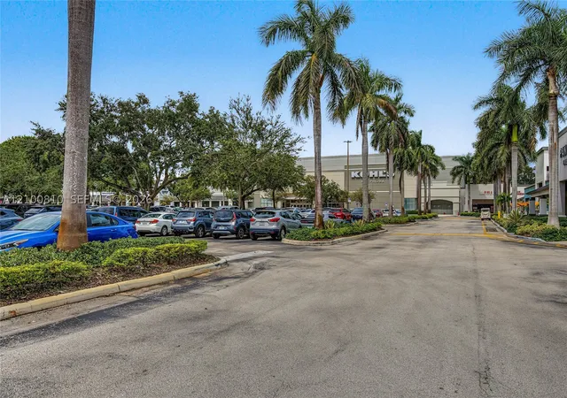 Photo 36 of Townhouse for sale at 2607 N 40th Avenue, Hollywood, FL 33021 | MLS# A12100810 | Listing updated on 2026-10-10
