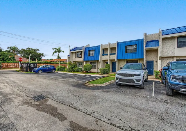 Photo 3 of Townhouse for sale at 2607 N 40th Avenue, Hollywood, FL 33021 | MLS# A12100810 | Listing updated on 2026-10-10