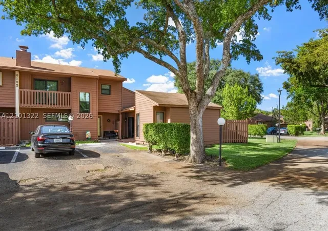Photo 2 of Townhouse for sale at 6185 Live Oak Ct #C, Tamarac, FL 33319 | MLS# A12101322 | Listing updated on 2026-10-11