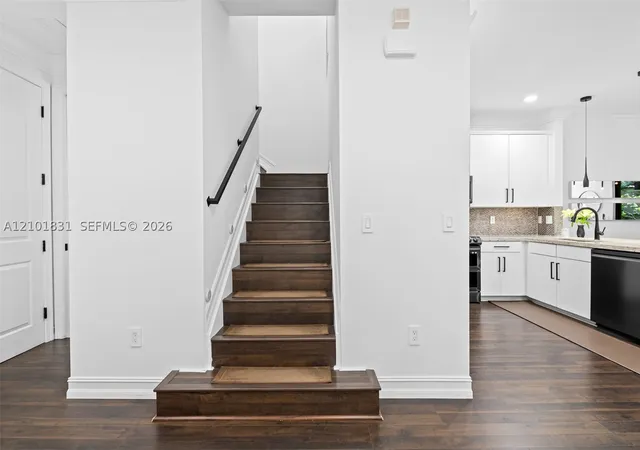 Photo 2 of Townhouse for sale at 124 W Riverwalk Cir, Plantation, FL 33325 | MLS# A12101831 | Listing updated on 2026-10-10