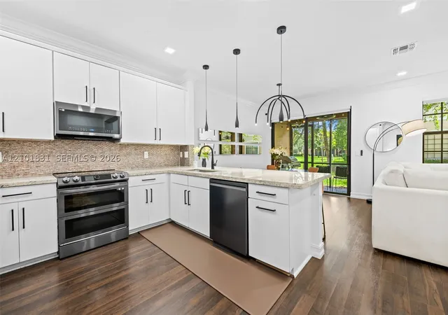 Photo 3 of Townhouse for sale at 124 W Riverwalk Cir, Plantation, FL 33325 | MLS# A12101831 | Listing updated on 2026-10-10