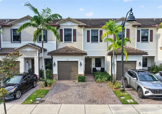Photo 1 of Townhouse for sale at 6007 W Paso Fino Pl, Davie, FL 33314 | MLS# A12103003 | Listing updated on 2026-10-08