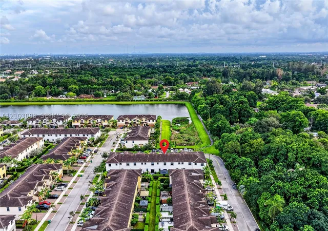 Photo 26 of Townhouse for sale at 6007 W Paso Fino Pl, Davie, FL 33314 | MLS# A12103003 | Listing updated on 2026-10-08