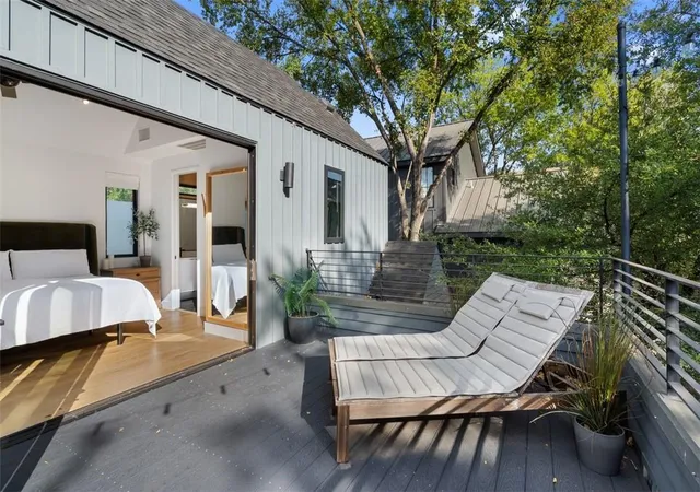 Photo 3 of Condo for sale at 707 E Live Oak St #2, Austin, TX 78704 | MLS# 5304650 | Listing updated on 2026-10-22