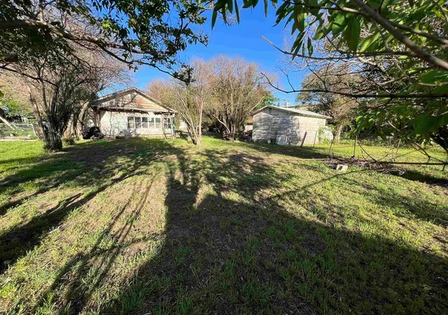Photo 3 of Sale Pending at 606 S Chestnut St, Lampasas, TX 76550 | MLS# 8408007 | Listing updated on 2023-09-21