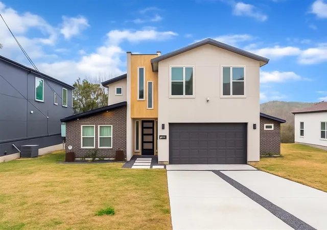 Photo 2 of Single family home for sale at 11119 Lakeside Dr, Jonestown, TX 78645 | MLS# 1975525 | Listing updated on 2026-08-13