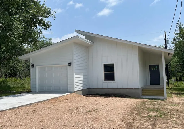 Photo 1 of Single family home for sale at 829 Pine Ln, Cottonwood Shores, TX 78657 | MLS# 4113906 | Listing updated on 2024-08-06