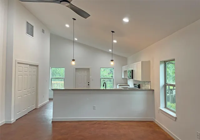 Photo 4 of Single family home for sale at 829 Pine Ln, Cottonwood Shores, TX 78657 | MLS# 4113906 | Listing updated on 2024-08-06