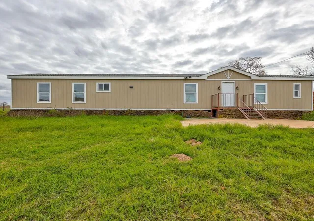 image of 599 Rocky Ridge Ln, Luling, TX 78648 | MLS# 4255371