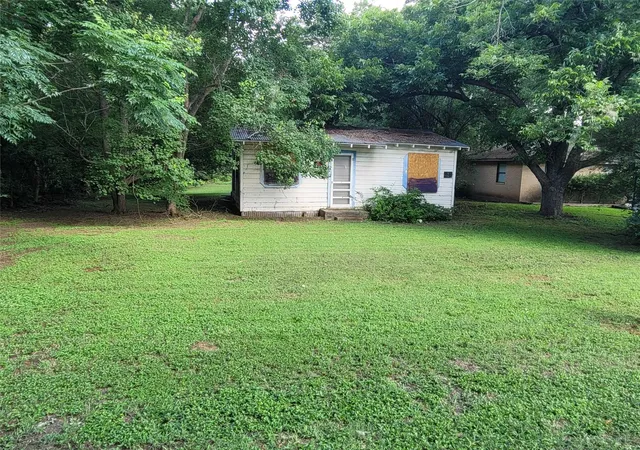1st image of 304 Harris St, Smithville, TX 78957 | MLS# 9351402