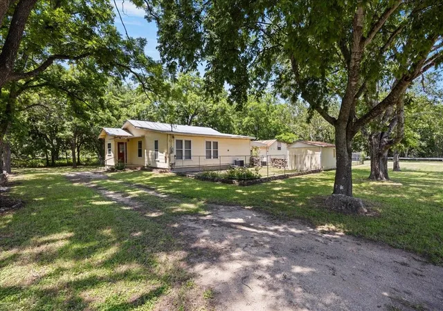 Photo 1 of Sale Pending at 850 Se Ewelling Ln, New Braunfels, TX 78130 | MLS# 1932767 | Listing updated on 2024-12-13