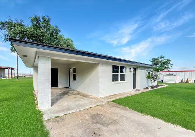 Photo 3 of Single family home for sale at 206 Summit St, Rockdale, TX 76567 | MLS# 4240659 | Listing updated on 2024-07-07