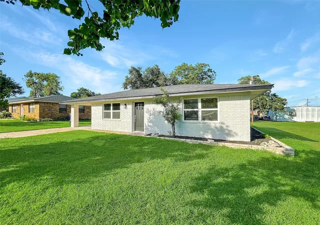 Photo 4 of Single family home for sale at 206 Summit St, Rockdale, TX 76567 | MLS# 4240659 | Listing updated on 2024-07-07