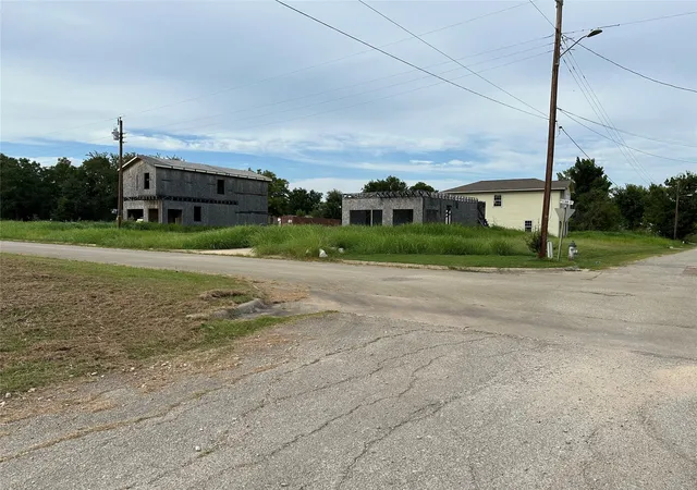 2nd image of 213 4th St, Rockdale, TX 76567 | MLS# 1652864