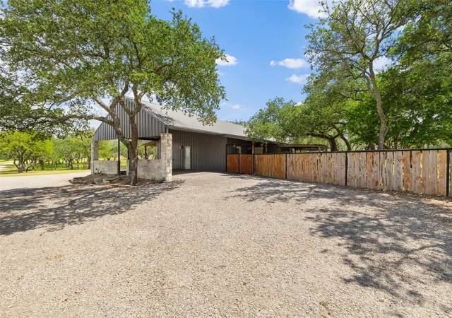 Photo 4 of House for sale at 2631 N Us 281 Hwy, Johnson City, TX 78636 | MLS# 6351882 | Listing updated on 2026-08-31