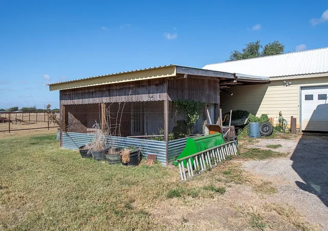 Photo 4 of House for sale at 1833 County Rd 305, Jarrell, TX 76537 | MLS# 8830683 | Listing updated on 2026-06-03