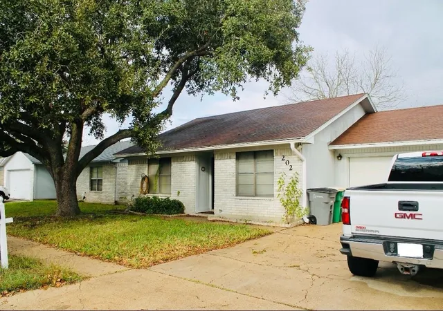 Photo 2 of Single family home for sale at 202 Byron Dr, Victoria, TX 77901 | MLS# 1899556 | Listing updated on 2025-02-19