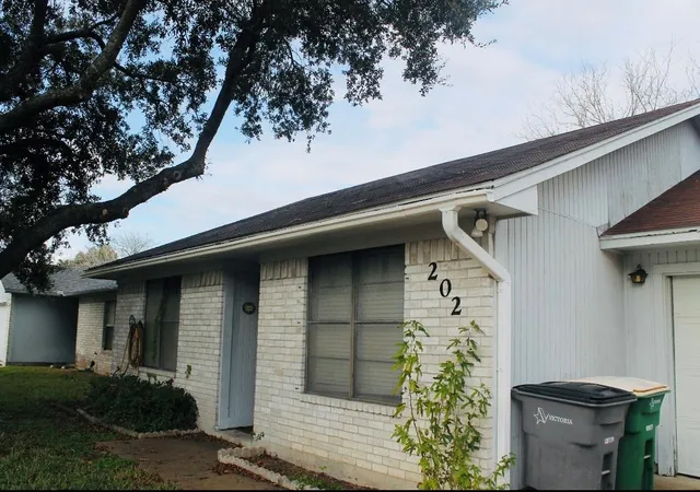 Photo 3 of Single family home for sale at 202 Byron Dr, Victoria, TX 77901 | MLS# 1899556 | Listing updated on 2025-02-19