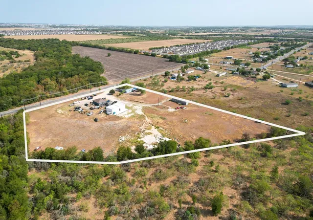 Photo 3 of Single family home for sale at 1000 Heidenreich Ln, Kyle, TX 78640 | MLS# 3047965 | Listing updated on 2026-04-22