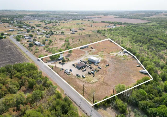 Photo 4 of Single family home for sale at 1000 Heidenreich Ln, Kyle, TX 78640 | MLS# 3047965 | Listing updated on 2026-04-22