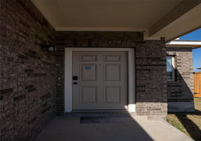 Photo 3 of Single family home for sale at 166 Pelican Bay Cir, Kyle, TX 78640 | MLS# 6156710 | Listing updated on 2026-01-31