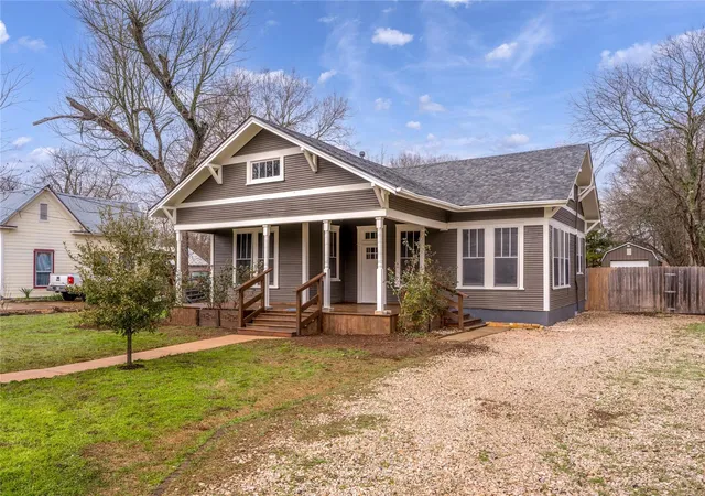Photo 1 of Single family home for sale at 711 Bois Darc St, Lockhart, TX 78644 | MLS# 1906838 | Listing updated on 2025-06-13